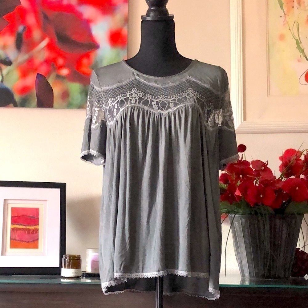 POL Front Lace, Flowy Gray Short Sleeve Small